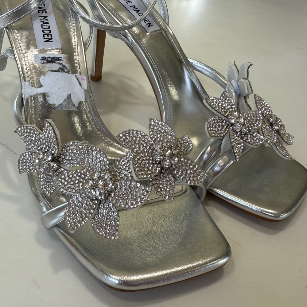 Steve Madden Metallic Silver Flower Embellished Rhinestone Heels Square Sz 8.5 - Picture 5 of 9